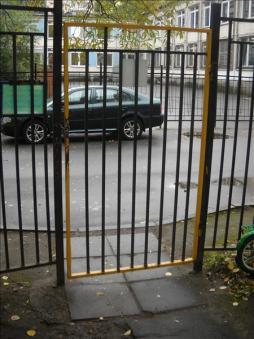 Калитка, при входе на территорию ГБДОУ обозначена желтым цветом