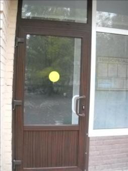 Остекленные полотна входной группы дверей обозначены предупредительный знаком для слабовидящих людей