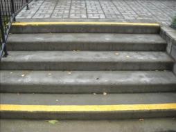 На проступи краевых ступеней лестничного марша нанесены контрастные полосы желтого цвета, в соответствии с нормативами